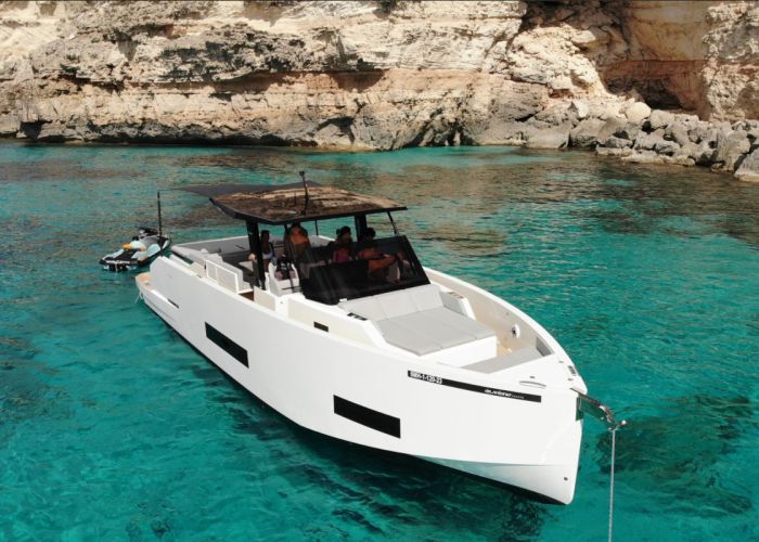 Alquilar un barco en Ibiza con niños: consejos para disfrutar en familia