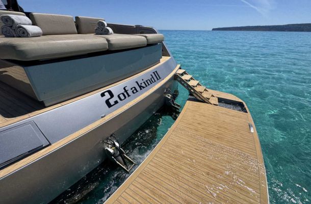 Alquilar un barco en Ibiza en pareja: un día diferente en el Mediterráneo