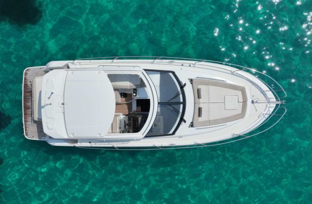 Alquiler de barco en Ibiza con patrón: vive el mar con total tranquilidad