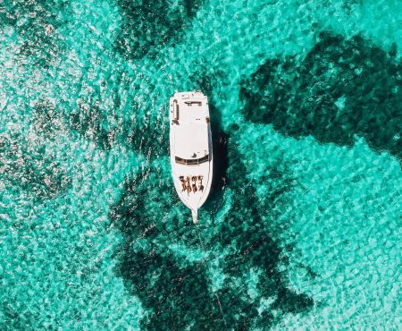 barco de alquiler fondeado en ibiza