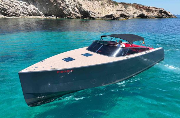 Alquiler de barco con patrón en Ibiza: la forma más cómoda de navegar