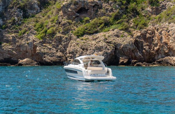 Cómo aprovechar un día completo alquilando un barco en Ibiza